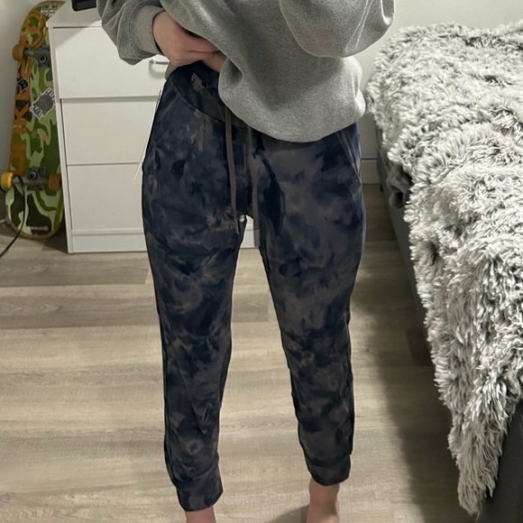 Brand new lulu pants - Picture 2 of 2